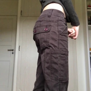 Bruna cargobyxor  - Lågmidjade cargobyxor som inte kommer till användning, i bra skick. Innerbenslängd ca 78cm, midjemått mätt rakt över ca 37cm. Köpare står för frakt, skriv om du är intresserad eller har fågor<3
