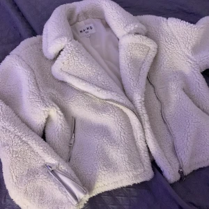 Teddy jacka  - Säljer denna sjuk snygga teddy jacka, den är väll mellan höst och vinter jacka. Jag hade den förra vintern då och då😁❤️ strl 36 pris 450 eller efter överenskommelse😍