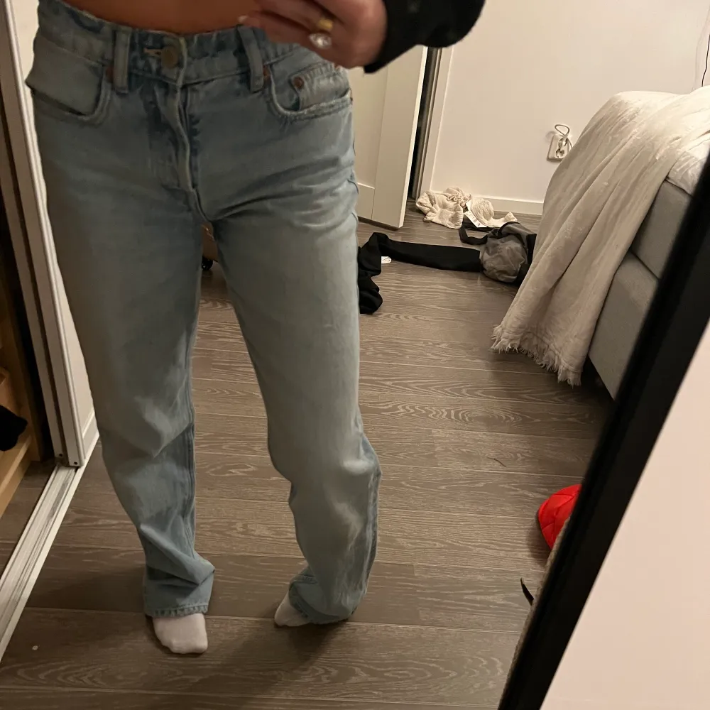 Säljer mina fina ljusblåa midrise straight jeans från zara i storlek 36. Säljer då jag tkr de är för stora och för långa på mig. Jättefint skick, som nya!! Använda ca. 5 ggr❤️❤️❤️skicka för fler bilder😍. Jeans & Byxor.
