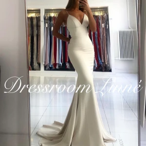 Balklänning  - Jätte fin figursydd klänning, är i str XS och sitter superfint på. Använd en gång, köpte på dressroom Linne. Köpte för ca 4800kr 