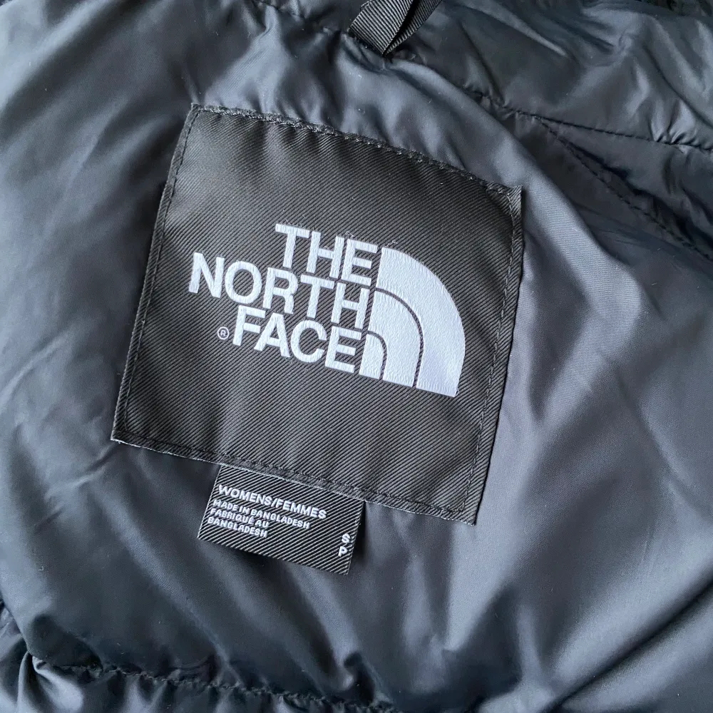 Säljer min jacka från the north face✨Använd förra hösten✨inte säker om jag vill sälja än så kom men prisförslag✨Priset är exklusive frakt✨ Skriv om ni har frågor eller för fler bilder🥰 (klicka ej på köp direkt!). Jackor.