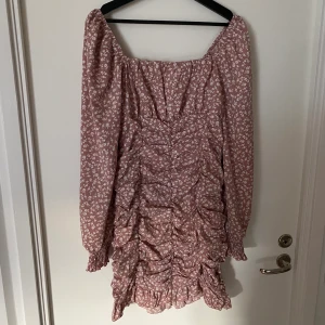 Shein klänning - Helt oanvänd klänning från shein. Köpt i somras men kom inte till användning.  Superfin och bra material. Fått höga betyg på shein.  Storlek L men skulle säga mer M. Nypris 189kr Frakt kostnad tillkommer.