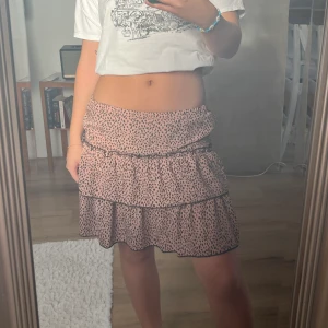 Kjol i strl 36 - Brun och svart kjol från shein, aldrig använd🥰 Jag är vanligtvis strl 36 och 165 cm lång 