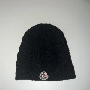 Moncler mössa  - Äkta mössa! 