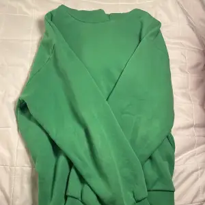 Grön hoodie från ginatricot. Använts ganska många gånger men inte längre. Storlek S. 99kr + frakt. Pris går att diskutera.