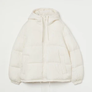 Vit jacka  - Säljer min vita jacka från h&m. Den är slutsåld i alla storlekar och köpt för 500. Den har en väldigt liten fläck som knappt syns. Hör av dig vid fler bilder eller om du är intresserad!