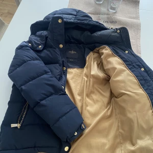 Morris jacka - Säljer denna jättefina Morris jackan då den inte kommer till användning. Jättevarm & skön. Strl XS men passar S med 💕 som ny ❗️högsta bud: 650kr