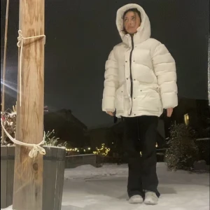 Vit jacka  - vit jacka från soical singular i storlek S unisex, varmaste jackan nånsin och snyggaste, den har en liten defekt innut i men de synne inte utanpå. använd ett fåtal gånger men är som i ny skick 