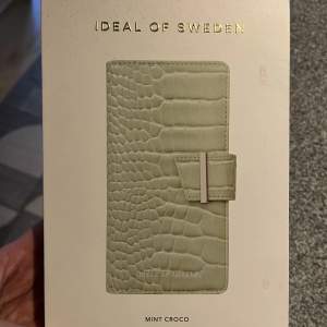 Helt nytt oöppnat Plånboksfodral från iDealofSweden i färgen Mint Croco. Passar en iPhone 8. 