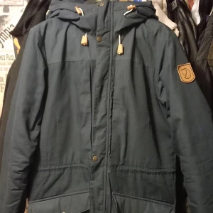 Fjällräven Singi Wool Padded Parka strl. SMALL - Säljer min Fjällräven Singi Wool Padded Parka strl. SMALL pga. fel storlek. Köpt på Outnorth i oktober -21, alltså en äkta Fjällräven och ingen kopia. Väldigt sparsamt använd.  /Johannes 