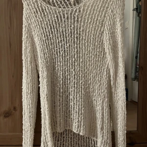 Stickad ”hålig” tröja - Super fin och bärig stickad tröja med öppna hål. Super fin med en fin bralette eller linne under! 