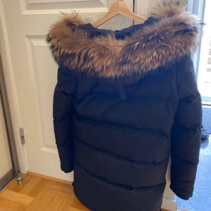 Chelsea vinter jacka, äkta päls, st 38 - Säljer min vinter jacka från Chelsea, använt i drygt 1 år och är i väldigt bra skick. Stolek 38. Äkta päls. Pris kan diskuteras vid snabb affär 