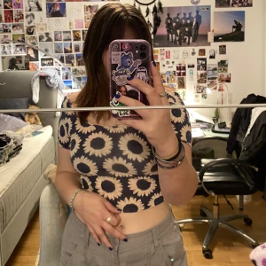 söt tröja - väldigt söt tröja med blom-tema