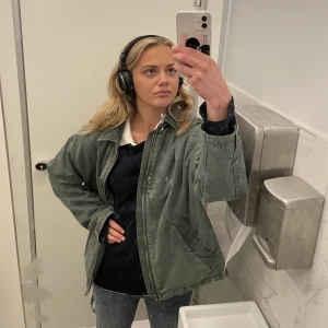 Grön jacka weekday - Säljer min gröna lite vintagestil jacka från weekday då jag inte använder längre! Storleken S i herrmodell! :)