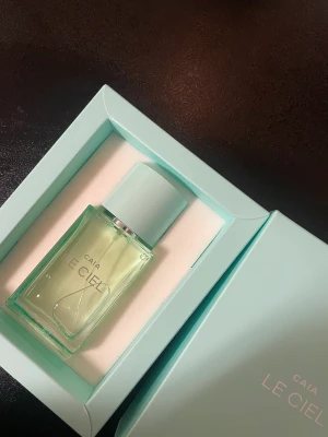 Caia Le Ciel parfym  - Fick denna i födelsedagspresent men har redan denna hemma. Hann bryta förpackningen och fick därmed inte skicka tillbaka den. Parfymen är däremot aldrig öppnad eller använd. Original pris 595 kr
