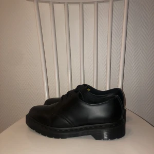 Dr. Martens 1461 Mono Smooth - Säljer dessa finfina skor då de är för stora. Oanvända och i superfint skick verkligen!