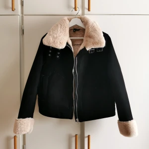 Biker jacka Strl. S - Biker jacka i mockaimitation med supermjuk faux fur på insidan. Aldrig använd. 