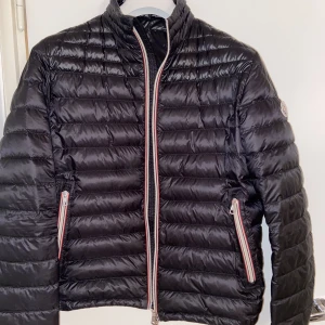 MONCLER DANIEL NYLON DOWN BOMBER JACKET - Jackan är i storlek ”M”, otroligt bra kvalite, då jag inte använt den. Har tyvärr inget kvitto, och därför jag gått ner i pris såpass. 