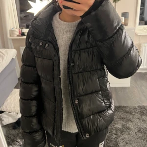 Superdry jacka - INTRESSSEKOLL på min svarta superdry jacka. Superbra skick, inte använd mycket. Den kommer inte till användning längre då ja hittat en annan. Den är slutsåld och nypris är 1500 kr. Säljer endast vid bra bud! Hör av dig om du är intresserad