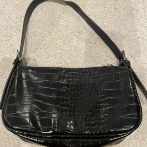 Axelväska  - Står inte för frakt