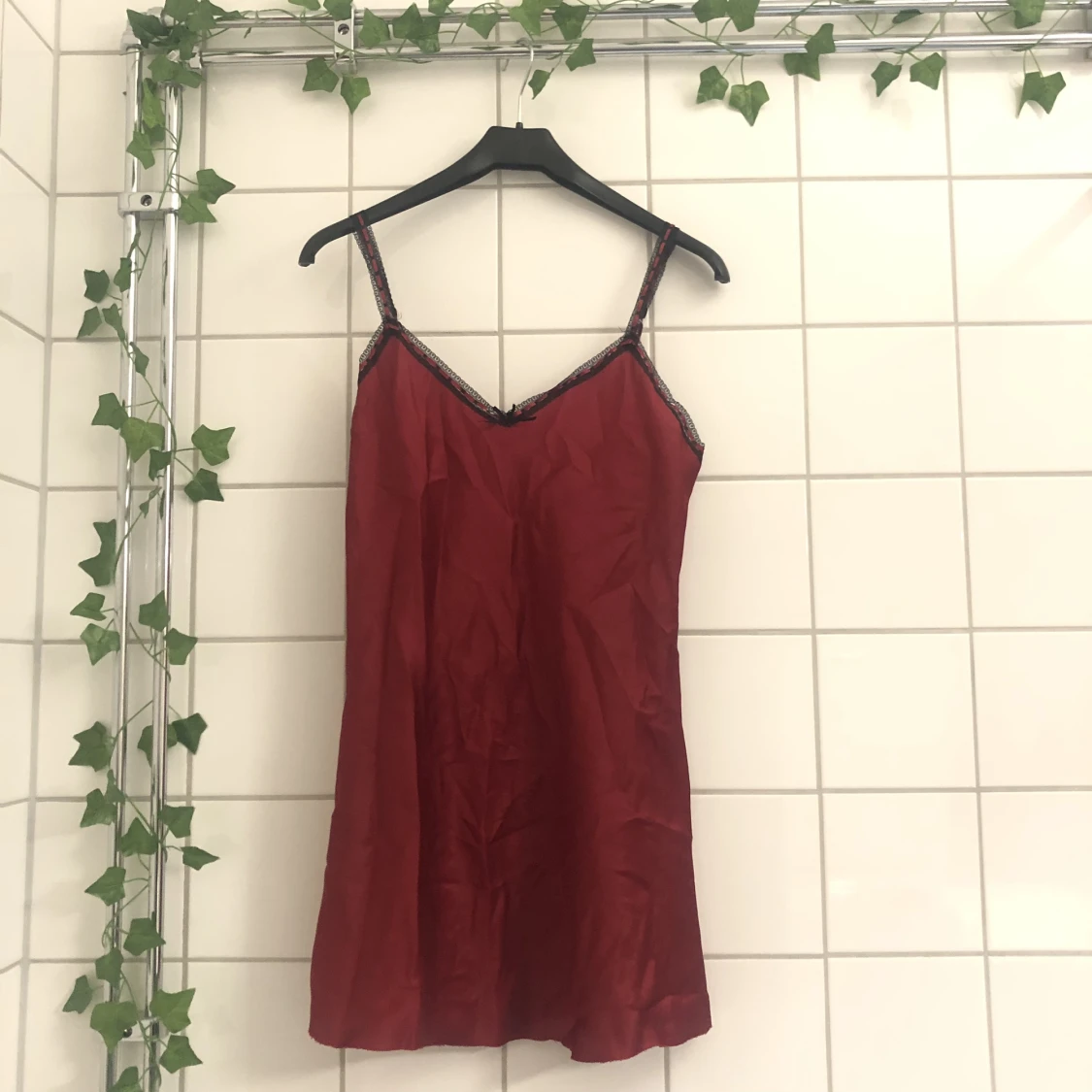 Röd satin slip