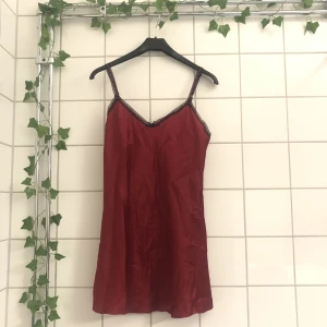 Röd satin slip  - Så fin röd mini slipdress i satin. Har klippts för att vara kortare. Kan även has som topp. 