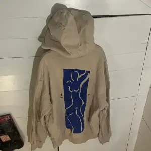 Sweet Sktbs Hoodie. Färgen är lite missbildad men jag tycker det bara gör den fetare. Fint skick dock att den ser lite slapp ut på bilderna, liten fläck på armbågen som troligtvis är kol.