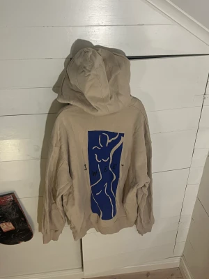 Sweet Hoodie - Sweet Sktbs Hoodie. Färgen är lite missbildad men jag tycker det bara gör den fetare. Fint skick dock att den ser lite slapp ut på bilderna, liten fläck på armbågen som troligtvis är kol.