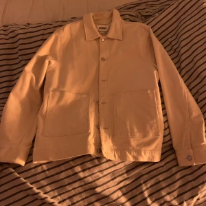 Overshirt  - Säljer min overshirt från weekday som inte kommer till användning. Storlek M men den passar S. Hör av dig om du är intreserad!