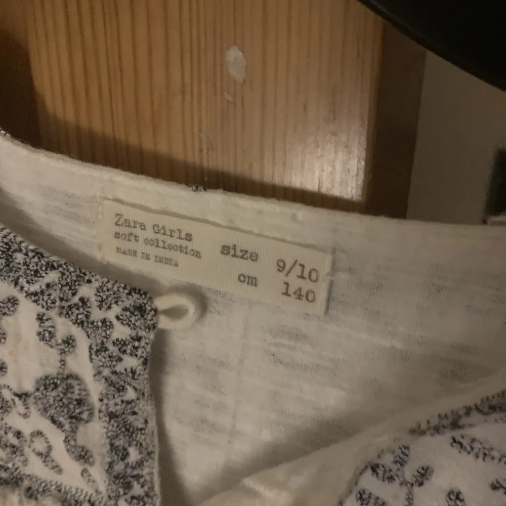 Säljer min superfina blus ifrån Zara köpt när jag bodde i kina i en zara butik för 2 år sedan. Säljer då den tyvärr inte passar längre men är så fin🙌🏽🧡. Blusar.