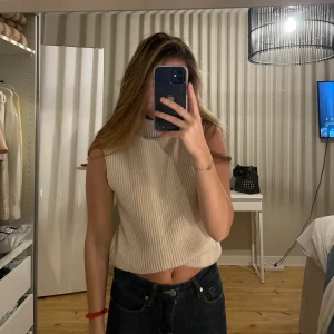 Zara tröja  - Super fin zara tröja som man både kan klä upp och ner. Väldigt populär förut med krage och en super fin beige färg. 250 + frakt 