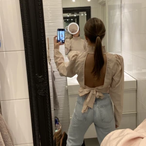 Blus/topp  - Blus/ fest topp från Gina i strl L. Men passar mig som vanligtvis bär Xs/s. Så skulle säga att den är lite i storleken. Använd 1 gång. 