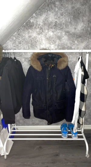 Parajumper jacka herr - Jackan är storlek L i barnstorlek och passar även S och M i herrstorlek och du får även med en herrpäls och en barnpäls och två parajumper märke ett blått och ett rött.