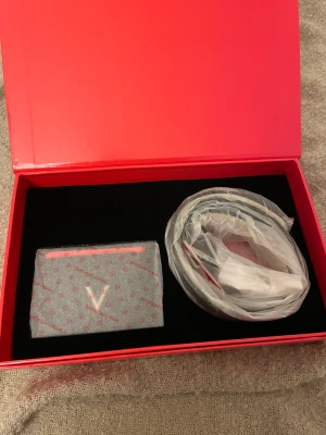 valentino bälte&valentino plånbok  - Super snyggt pack med valentino bälte och valentino plånbok! Helt ny! Köpt idag så absolut inga skador! Original pris : 889 (FRAKT 66