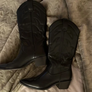 Skor  - Säljer dessa stövlarna använda en gång och kommer inte längre till användning. Hör av er vid intresse kramis 💕