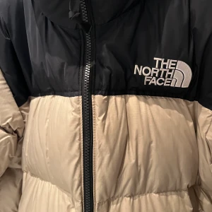 The North Face 1996 Retro Nuptse Jacka Dam - en sparsamt använd jacka från The North Face i den populära modellen 1996 Retro Nuptse! strl M, damstorlek! har även bilder med den på, fråga så skickar jag 🫶🏼