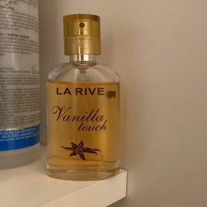 Vanilla touch parfym by la rive  - Hej, säljer denna parfym då jag fick den i present men har aldrig använt, har endast testat 3-5 sprut. Luktar jätte god vanilj, tycker den påminner lite av hypnotic poison by dior. 