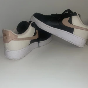 Nike Air Force 1 Low - Vit, svart och rosa nyans, använda sparsamt 🫶🏽