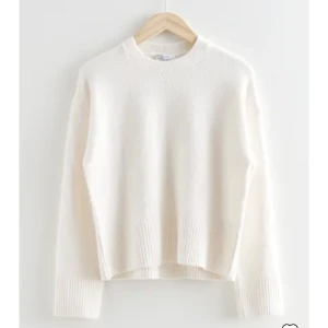 Stickad tröja  - Säljer denna superfina stickade tröja från otherstories! Den är i fint skick o använd fåtal gånger då jag har andra liknande💗  (Sista bilden är min💓)