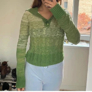 Grön tröja - Säljer denna fina vintage tröja som jag har köpt från humana. Tröjan har syn på användning men annars i fin sick. Storlek L men passar mer som M❤️
