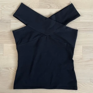 Linne/top från Ginatricot - Säljer detta gulliga linne från ginatricot i storlek xs, då det inte sitter så bra på mig🙈 Den är i mycket bra skick. Mitt pris: 60kr + frakt🌟