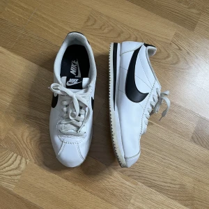 Nike Cortez Strl 40 - Sköna Nike Cortez sneakers. Använda men väl omhändertagna.