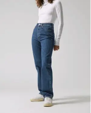 Jeansblå Weekday Jeans i storlek 33x34.  Har blivit stora på mig och vill hellre sälja vidare än att slänga.  Använt ett par gånger men är fortfarande i bra skick. 