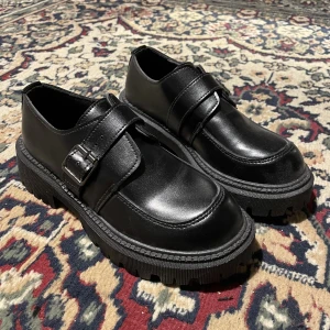 skor, strl 37 - Påminner om Dr Martens, köpte dem secondhand! Vet dock inte vilket märke det är. Om många är intresserade blir det budgivning! 