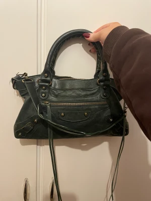 Balenciaga city - Intressekoll på min älskade Balenciaga väska, köptes från Vestiaire collective förra året. Mörkgrön färg, serienr finns 💚mellan modellen. En bit läderflärp som släppts vid dragkedja. 