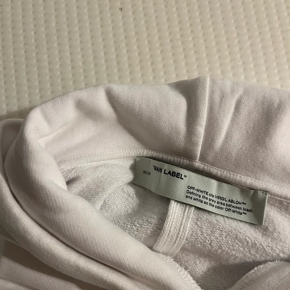 Knappt använd off white hoodie stl M . Hoodies.