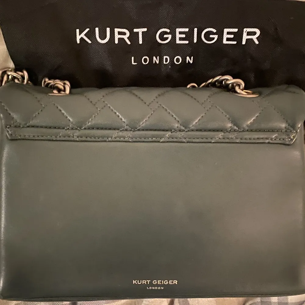 En jättefin grön Kurt Geiger väska i den större modellen. Den är i bra skick och köptes i februari 2022. Skriv för fler bilder 🤍Direktpris är 2000kr. Väskor.