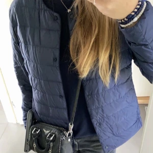Uniqlo jacka - Super snygg jacka från uniqlo, inga defekter!!💓💓stl S men passar även xs/m👌🏼👌🏼 kan posta o mötas upp i sthlm. nypris 799:- ❤️