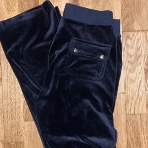 Juicy byxor - Säljer mina helt nya juicy byxor då dom fick små hål efter vi elda, tog även av silver grejerna från snöret å satte på dom jag använder! 