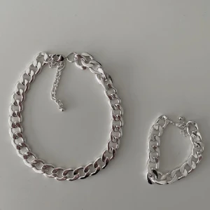 Matchande halsband och armband  - Aldrig använt! Supercoola accessoarer som passar bra till massa outfits(: Bra kvalité. Man kan anpassa storleken på både halsbandet och armbandet. De är från H&M men känns absolut inte ”billiga”. De väger en del och känns ordentliga. 